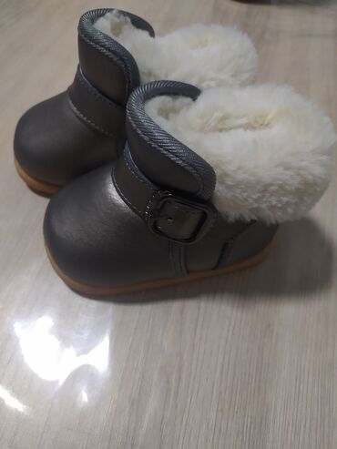 детская обув: Продам. Новые,зимние,размер 15. Цвет универсальный . И мальчиками