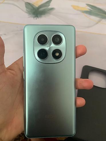 note 15: Смартфон Redmi (серия Note 15) в зеленом цвете корпуса. Ключевые — 2