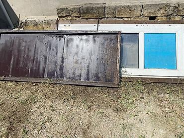 пластик двери: PVC çərçivəli sürgülü pəncərə və metal qapı/panel. Şəkildə ağ rəngli — 1