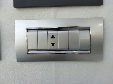 оконные рамы бу: Gümüşü rəngdə, geniş dizaynlı elektrik açarı və rozetka paneli. Bu