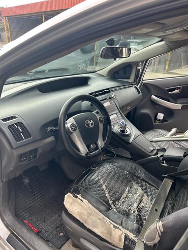 Toyota: Toyota Prius Hybrid – gümüş rəng, sedan/hatchback kuzov. Texniki və — 6