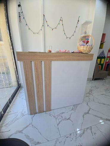 teze mebeller: Reception stolu, 3 ədəd siyitmesi var