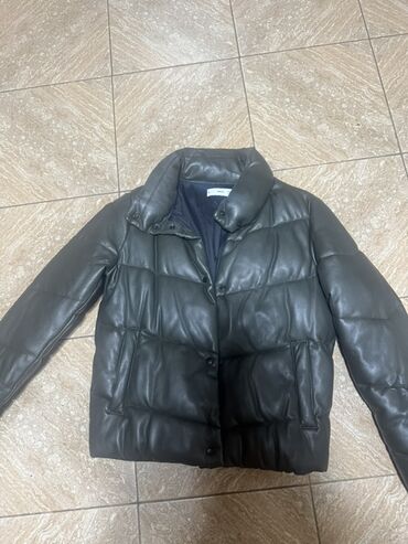 button куртка двухсторонняя: Утеплённая женская куртка-пуховик из эко-кожи. Характеристики: -