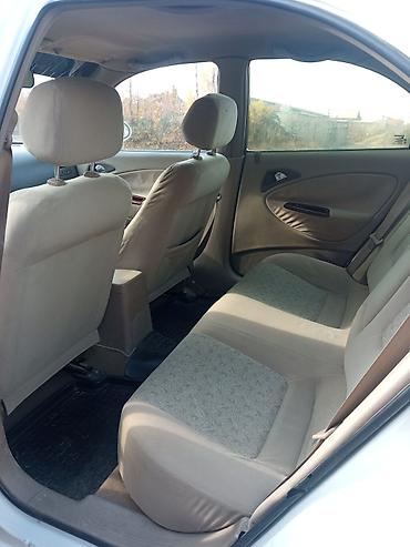 Другие детали салона: Легковой автомобиль седан, салон бежевый тканевый. Основные — 10