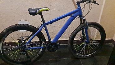 teker velosiped: Mavi rəngli dağ velosipedi. Şəhərdaxili sürüş və yüngül off-road — 1
