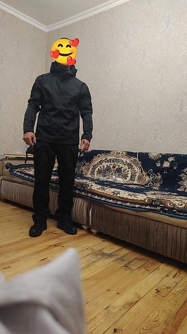 Qara rəngli kişi üçün texniki üst geyim dəsti. ayaqabi ise ayri 42