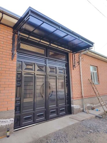 Другие строительные материалы: Металлические ворота с коваными элементами и навесом из поликарбоната — 12