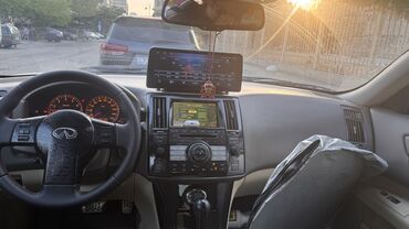 Çəngəllər: Bu, daxili interyeri bej rəngdə olan bir "Infiniti" avtomobilidir