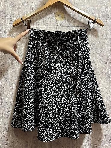 sortik: Yubka 40 razmer S,M sərin material Altdan şortiki var,çox səliqəli — 1