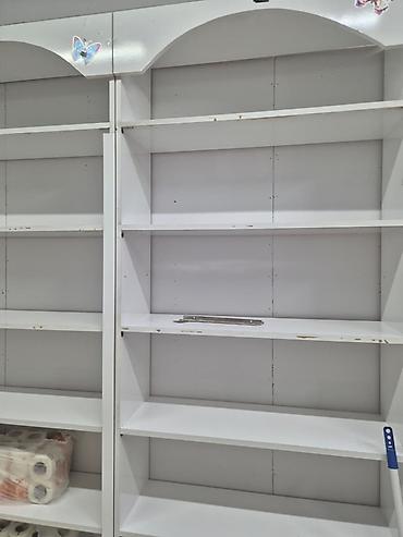Aksesuarlar üçün vitrinlər: Mağaza üçün vitrin və rəf avadanlıqları komplekti. Komplektə — 9