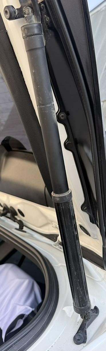 стопор: Амортизаторы крышки багажника Toyota, 2019 г., Б/у, Оригинал — 2
