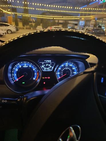 Hyundai: Hyundai Elantra sedan - Kuzov: dərin mavi rəng, idman üslublu ön və — 3