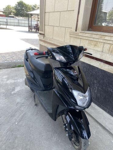 электронной скутер: Электрический скутер Armad Motors (надпись на борту), черный цвет