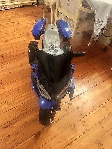 qiz uşaq geyimleri: Uşaqlar üçün elektrikli üçtəkərli motosiklet - Rəng: mavi/qara — 4