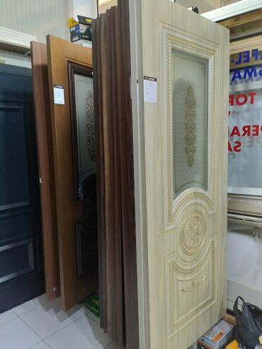 Taxta-şalban: Bu şüşəli qapı yüngül rəngli, taxta teksturalı səthə malikdir və