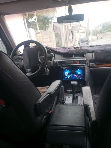 Land Rover: Tünd boz rəngdə olan Range Rover avtomobili. Bu avtomobil, rahat və