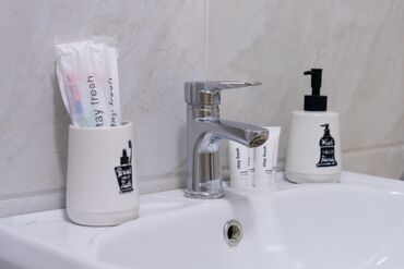 Посуточная аренда квартир: 1 комната, Банные принадлежности, Бытовая техника, Душевая кабина — 16