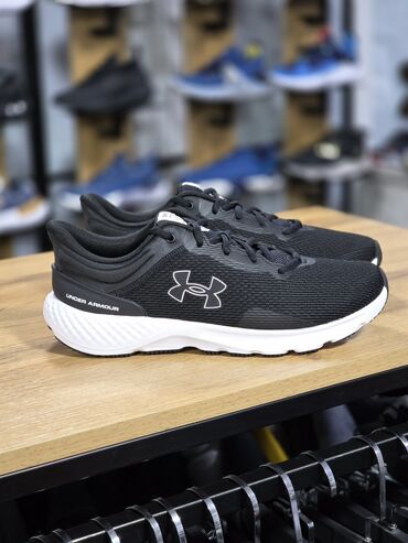 беговые красовки: Кроссовки Under Armour (модель с логотипом UA на боковой панели) -