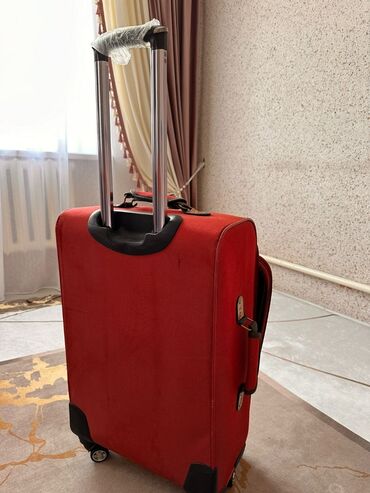 одежда бишкек: Продаю чемодан красного цвета размер средней. 500 сом