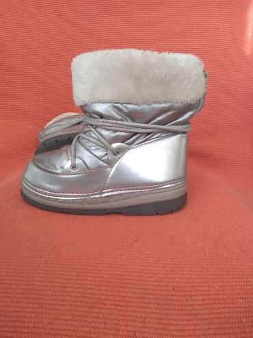 Čizme: Cizme za devojcicu sa krznom unutra. Dvobroj 34-35, a izmerena duzina — 9