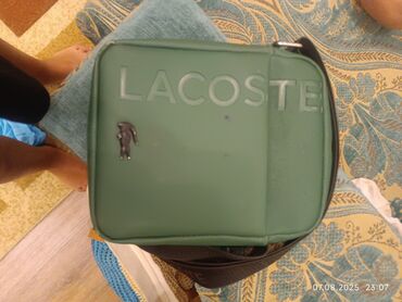 купить кожаный портфель мужской: Сумка-мессенджер Lacoste оливкового цвета. Модель прямоугольной формы