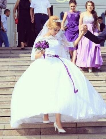 туркменские платья из штапеля: Продаю свадебное платья) размер с-м -л 
Состояние хорошее 
3500 сом