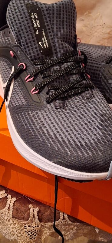 Nike Air Zoom Pegasus 39 modeli tünd rənglərdə dizayn edilmiş, qaçış