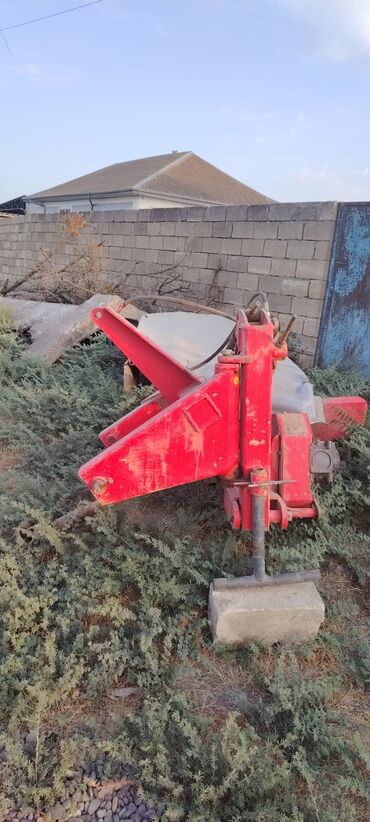 Traktor qoşquları: Otbiçən texnika otun biçilməsi, otun yığılması və ya digər kənd