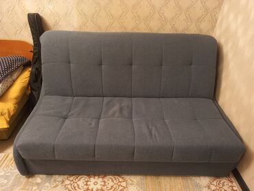 серый диван: Диван-кровать, цвет - Синий, Б/у