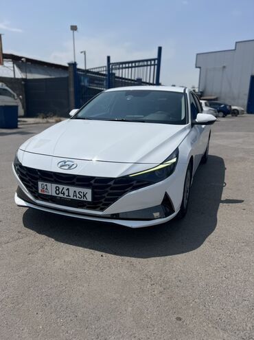 хундай элентра 2003: Белый седан Hyundai Elantra с современным дизайном кузова. Автомобиль
