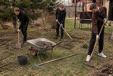 садовник требуется: Уборка территории, Уборка двора и сада — 1