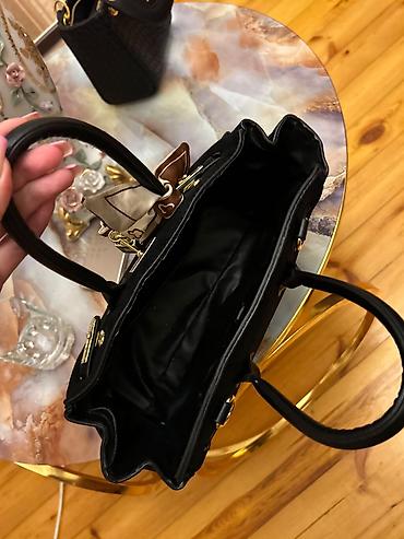 Çantalar: Qara əl çantası – klassik tote dizaynı - Material: zərif süet — 1