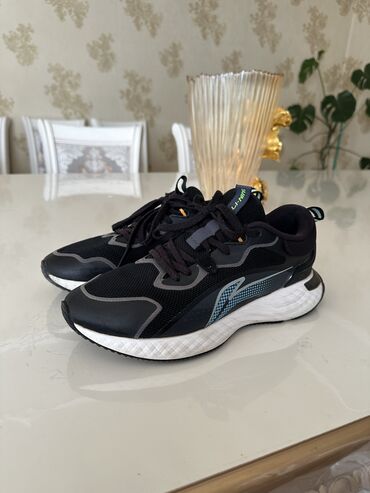 Кроссовки и спортивная обувь: Продаются оригинальные кроссовки Li-Ning
Размер 42,5
Состояние хорошее