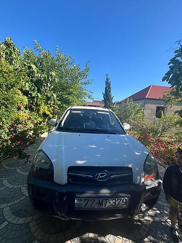 car kendi: Hyundai Tucson – ağ rəngli, şəhər və uzun yola uyğun kompakt — 2