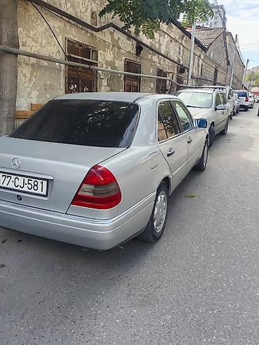 arxa panel: Mercedes-Benz sedan - Korpus: gümüş rəng, 4 qapı, kuzovda klassik — 3