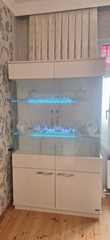 вешалка для одежды из дерева: Şüşəli dolab vitrini, İşlənmiş, Ünvandan götürmə