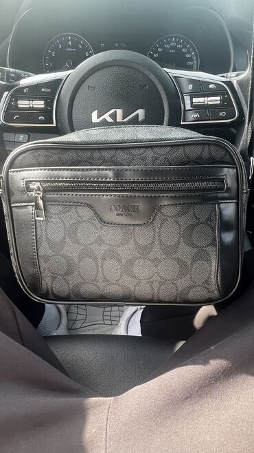 мужские рюкзак: Продаю барстеку Koach через плечо . Состояние новое одевал 3-4 раза