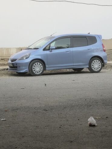 маленькая машина: Элегантный хэтчбек Honda Fit голубого цвета, идеально подходящий для