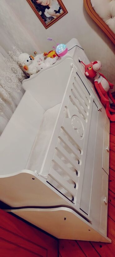 Beşiklər: Oğlan və qız üçün, İşlənmiş, Dördbucaq, Beşik, Dəstsiz, Matras ilə, Yellənmə mexanizmsiz — 8