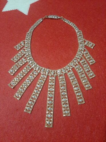 zlatni kais za haljine: Ogrlica pozlacena stara sa nekim kamencicima neznam koji su u