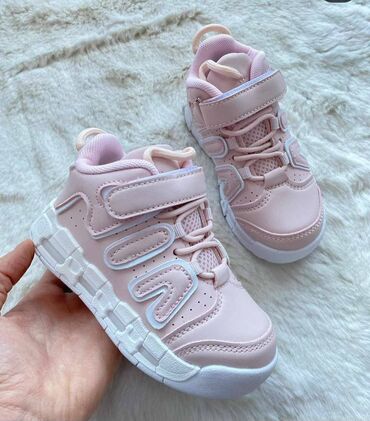 Patike: Veličina - 34, Vodootporne — 22