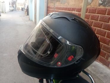 606 mator: Mat qara rəngli motosiklet dəbilqəsi, rahat və təhlükəsiz motosiklet