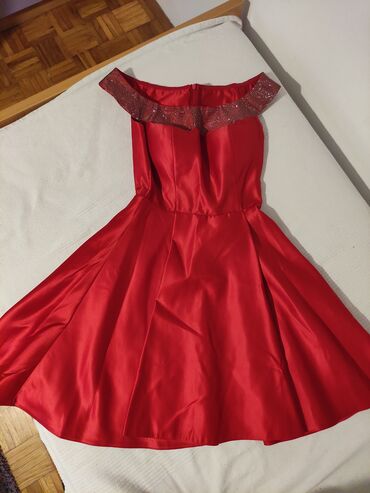 crvena plisana haljina: Prelepa crvena haljina