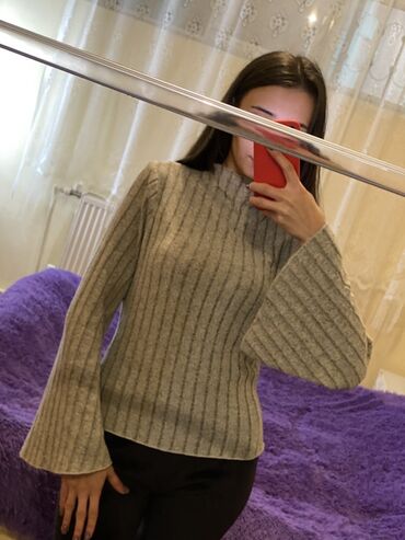 женское платье с воланом: Qadın trikotaj sviter - Rəng: açıq boz, incə tünd zolaqlı - Parça