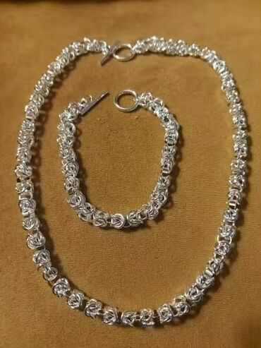 Ogrlice: Cena:2000din
Komplet ogrlica i narukvica — 7