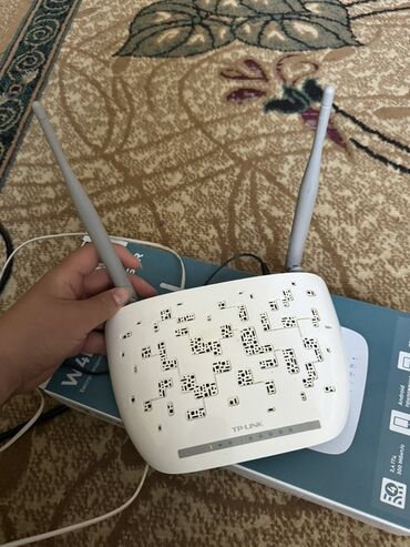 wifi адаптеры о: Белый роутер TP-Link с двумя серыми антеннами. Компактный дизайн с