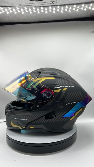 шлем для скейта: Шлем-модуляр для городской еды 
Цвет черный с золотистыми линиями