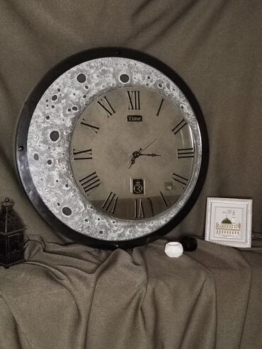 Sifarişlə əl işləri: 3d baralyef əl işi Saat və ayın birlikdə ahəngi Tamamilə əl işidir — 2