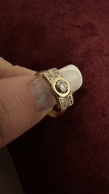 свадебное платье без кольца: Золотое кольцо с центральным круглым камнем и дорожками из бриллиантов