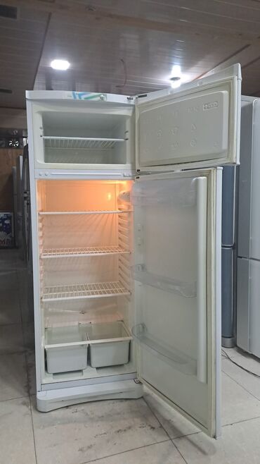 Soyuducular: İki qapılı soyuducu - Üstdən dondurucu, altda əsas soyuducu bölmə - — 14